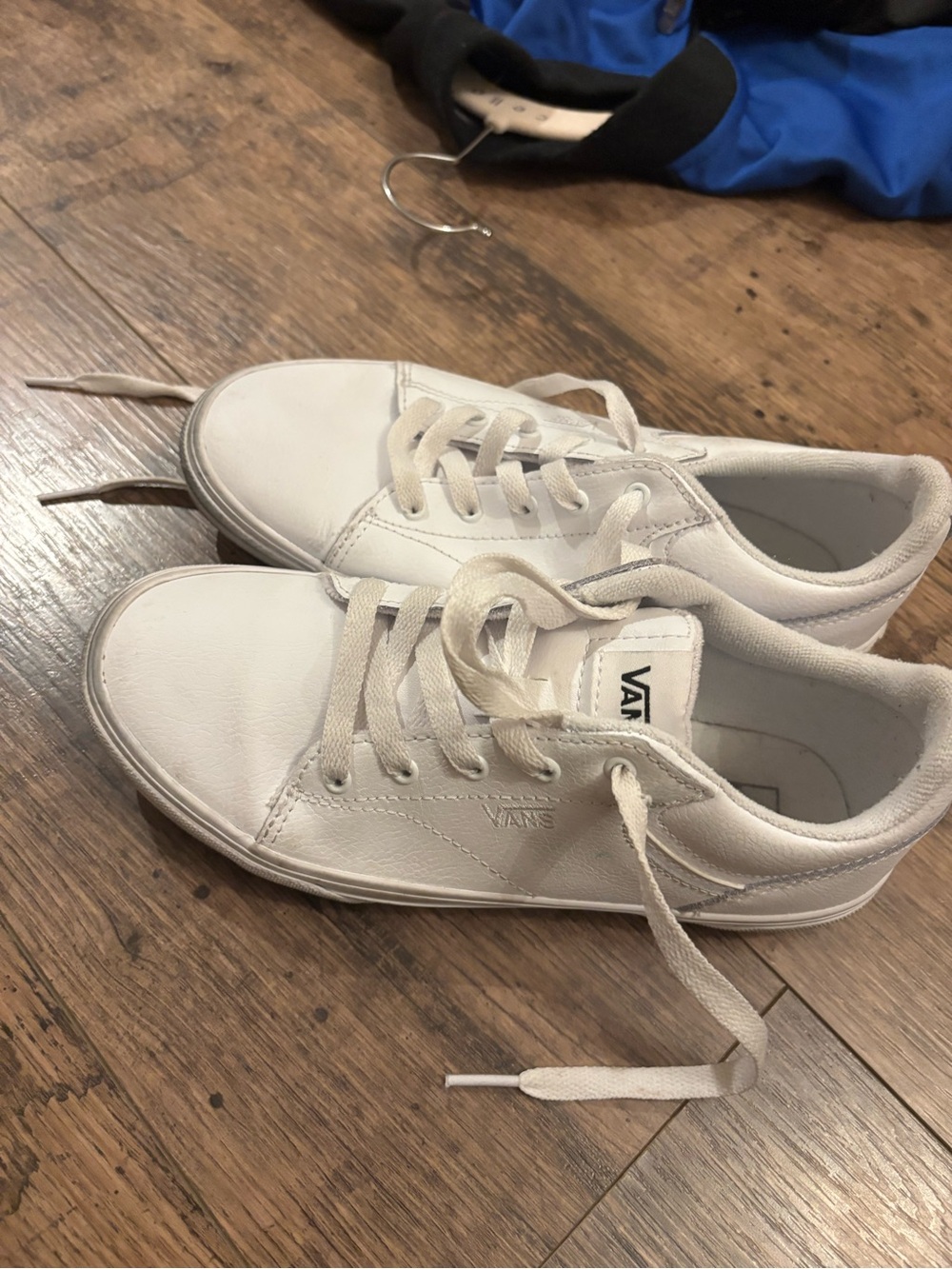Vans White Low-Top Canvas Sneakers - Clean Lace-Up Style
